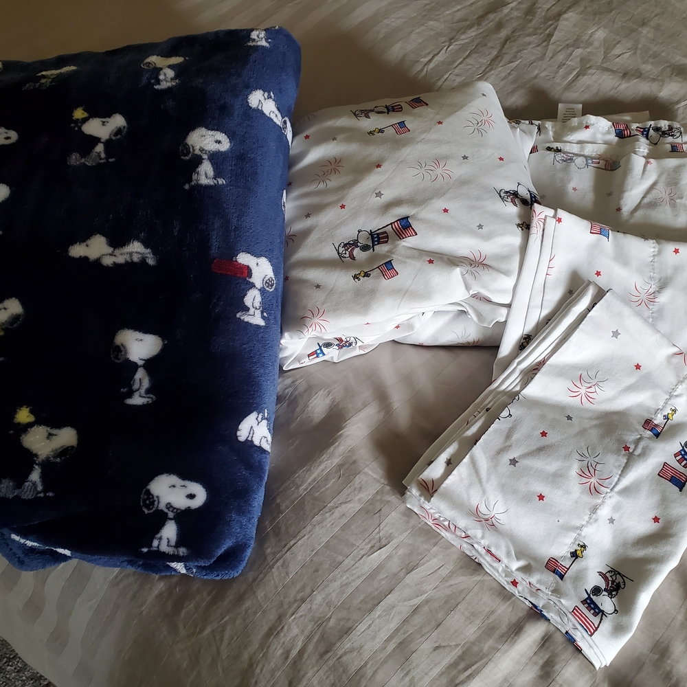 Peanuts Snoopy Fleece Blanket And Full Size Sheet Set - Navy and White